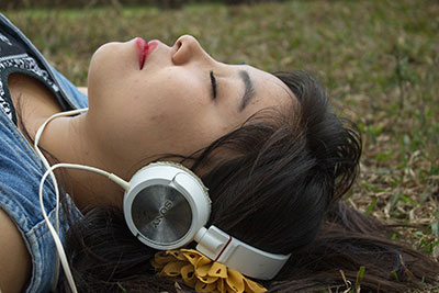 girl-listening-to-music-and-relaxing