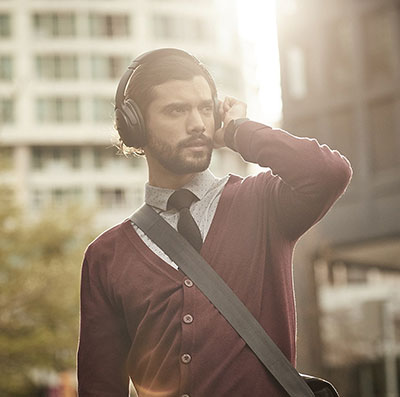 man-wearing-Bose-QuietComfort-35-(Series-II)-Wireless-Headphones