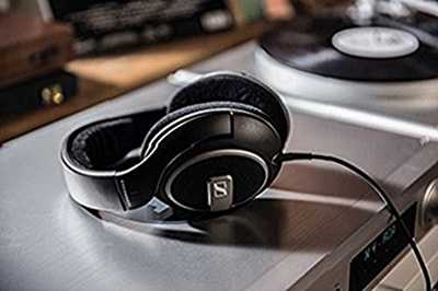 Sennheiser-HD-559-Open-Back-Headphone-on-the-table