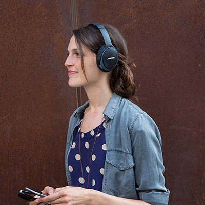 women-wearing-Bose-SoundLink-Around-Ear-Wireless-Headphones-II