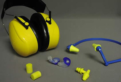earplugs-vs-earmuffs